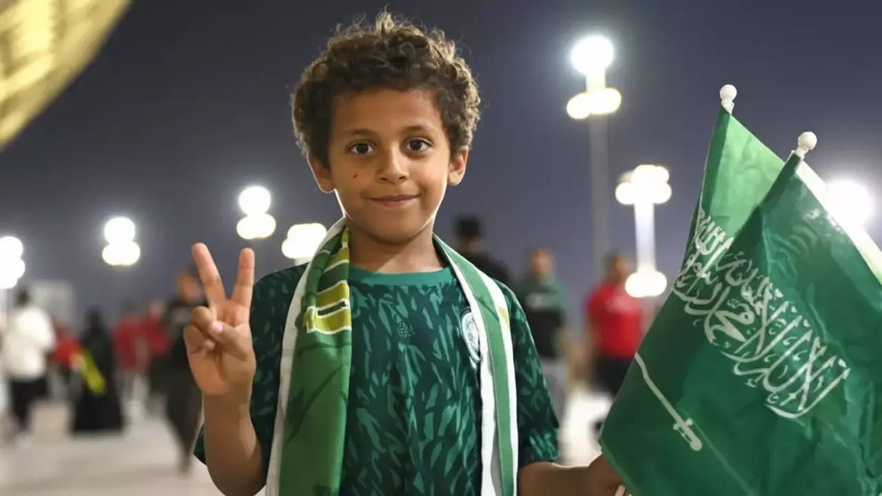 الجماهير السعودية تحتشد في قطر دعماً لمعركة فلسطين والحفاظ على صمود الأخضر